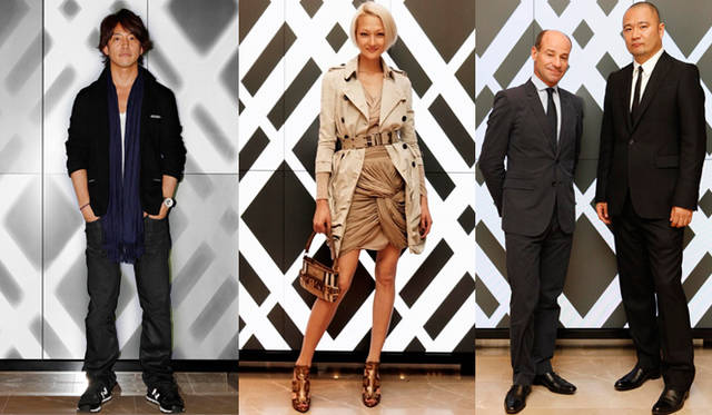<b>BURBERRY｜『バーバリー銀座マロニエ通り』</b>　2010年4月28日のオープニングイベントには、約250人ものゲストがお祝いに駆けつけた。左から、モデルの櫻井貴史さん、モデルの富永 愛さん、アジア パシフィック プレジデントのパスカル・ペリエさん、バーバリー・インターナショナル社長の岩瀬雅樹さん。