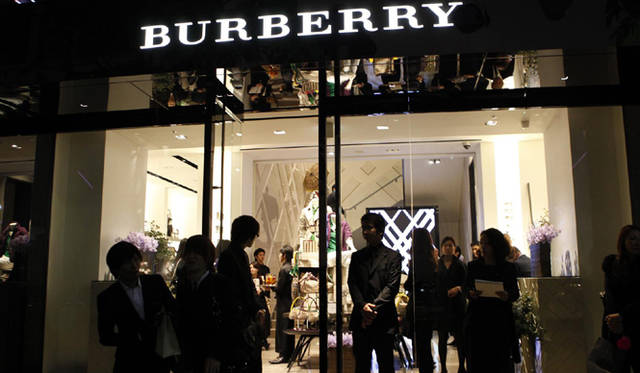 <b>BURBERRY｜『バーバリー銀座マロニエ通り』</b>　『バーバリー銀座マロニエ通り』の正面エントランス。ブランドロゴとともにアイコンであるチェックが印象的に浮かびあがる。