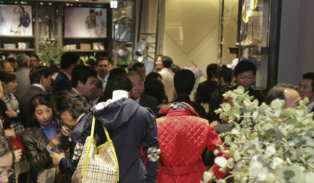 <b>BURBERRY｜『バーバリー銀座マロニエ通り』</b>　オープニングイベントでは店内も大賑わい。大型プラズマディスプレイにはブランドアイコンであるチェックが大きく映し出された。