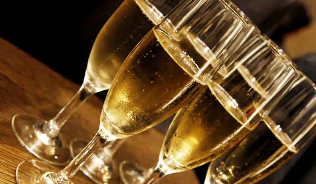 <b>BURBERRY｜『バーバリー銀座マロニエ通り』</b>　イベントではシャンパンなどが振る舞われ、華やかな一夜となった。