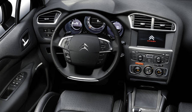 <b>CITROEN C4 ｜シトロエン C4</b>