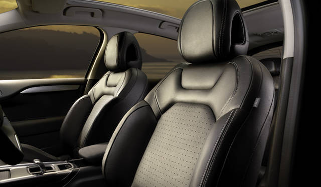 <b>CITROEN C4 ｜シトロエン C4</b>