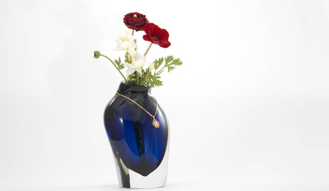 根本崇史｜Adornare/Accessories Stand Experience All Four Seasons 2009/Prototype(Self Production)<br>Adornareは花とネックレスを飾り、空間が化学反応する器。 花瓶とネックレススタンドはともに人体に似た構造をもち、 花とネックレスを引き立てる触媒として機能する。制作協力：富山ガラス工房