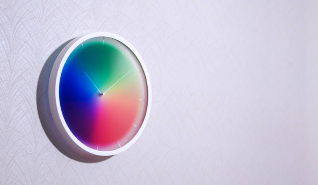 根本崇史｜Lab Life　針、分針、時針、文字盤の４つのレイヤーが重なることで、 時とともにさまざまな表情を見せる壁掛け時計。 それぞれの針が色をもち、動きにともない刻々と多彩な色を織りなしていく。 明暗があるようすは、まるで喜怒哀楽に満ちた人生を彷彿させる。