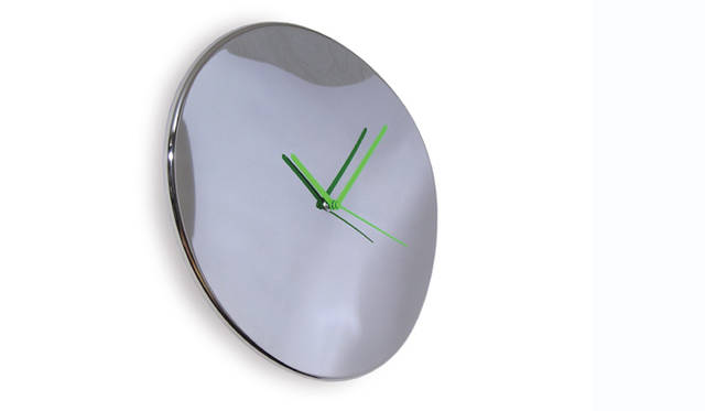 根本崇史｜Toki/Reflection Clock 2006/Prototype<br>人の感じる時を形にした時計。文字盤に数字はなく、自由に書き込める。起点となる時間をマーキングするなど、ユーザー次第の使い方ができる。