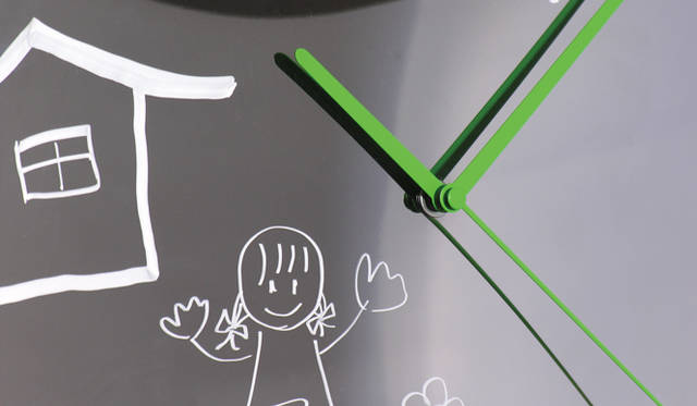 根本崇史｜Toki/Reflection Clock 2006/Prototype<br>人の感じる時を形にした時計。文字盤に数字はなく、自由に書き込める。起点となる時間をマーキングするなど、ユーザー次第の使い方ができる。