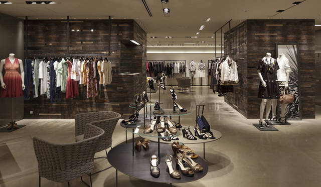 <b>MaxMara｜マックスマーラ</b>　全世界のマックスマーラ ショップを包括的に設計するイタリアの建築家、ドゥッチョ・グラッシ（ドゥッチョ・グラッシ・アーキテクツ）が手がけた店内は、明るく開放感に溢れている。©Nacása&Partners Inc