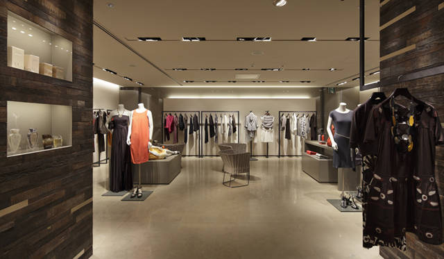 <b>MaxMara｜マックスマーラ</b>　店内中心にある壁面は、プラチナ箔をほどこしたガラスと古木の異素材を組み合わせたもの。©Nacása&Partners Inc