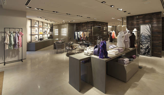 <b>MaxMara｜マックスマーラ</b>　什器はアッシュ調仕上げのオーク材と古木イペ・ラパチョ（ブラジル、ペルーなど南米アマゾン川流域を産地とする木材）などが主役で、リラックスした雰囲気。©Nacása&Partners Inc