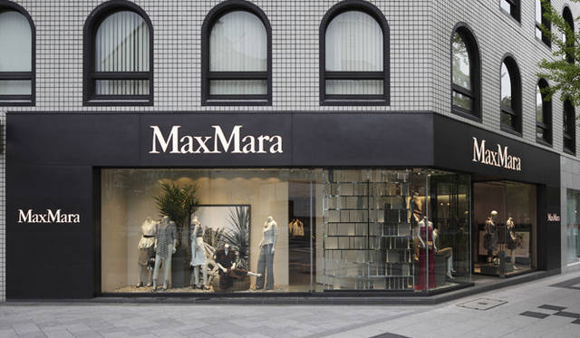 <b>MaxMara｜マックスマーラ</b>　通りに面したガラス張りのウィンドーと、鏡面加工をほどこしたステンレスにLEDで火灯りを放つオブジェ「セカンドスキン」が特徴的。©Nacása&Partners Inc