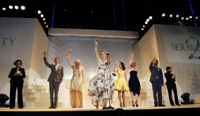 <b>『セックス・アンド・ザ・シティ 2』 ジャパンプレミア開催！</b>　乾杯の音頭をとったサラ・ジェシカ・パーカー。手にしているグラスは劇中にも登場するスワロフスキー×『セックス・アンド・ザ・シティ 2』コラボレーショングラス