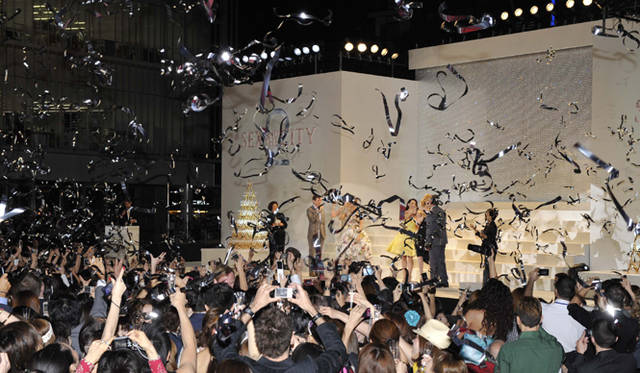 <b>『セックス・アンド・ザ・シティ 2』 ジャパンプレミア開催！</b>　サラ・ジェシカ・パーカーの音頭で会場にいる3000人の観客もグラスを掲げた