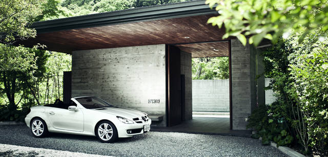 <b>Mercedes-Benz｜メルセデス・ベンツ SLK</b>　全長4.1メートルというコンパクトな車体には、電動でメタルトップが格納されるバリオルーフが備わる。高い耐候性を実現しつつも、フルオープン走行の爽快さを存分に堪能することができる。都会から抜け出し、自然のなかでリラックスするために選んだのはここ、オーベルジュ『arcana izu』。