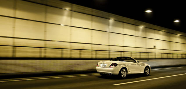 <b>Mercedes-Benz｜メルセデス・ベンツ SLK</b>　今回のドライブを楽しんだのは3.5リッターV6搭載のSLK350。2シーターロードスターにふさわしく比較的コンパクトにまとめられた車体のフロントに搭載されたこのV6は305ps/6,500rpmの最高出力と、36.7kgm/4,900rpmの最大トルクという、充分すぎるパワーを誇る。