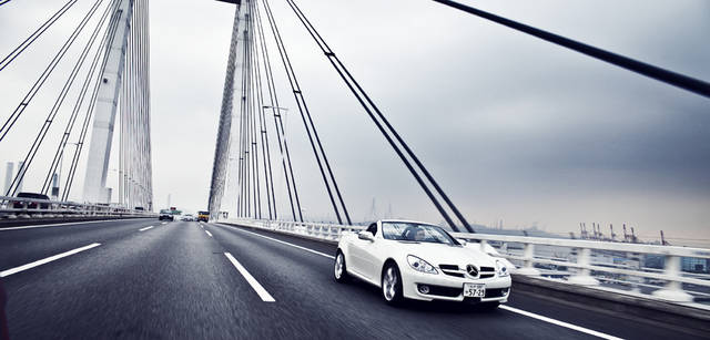 <b>Mercedes-Benz｜メルセデス・ベンツ SLK</b>　剛性感の高いシャシーと、しなやかな足まわりと、トルキーなパワーユニット。この3つが作り出す世界は、美しいと表現したくなるほどのもの。とくに4,000rpmあたりからエンジンがもっとも力を出すトルクバンドに入る。ここではスポーツカーとしてのSLK350の美点が強く出てくる。
