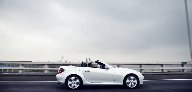 <b>Mercedes-Benz｜メルセデス・ベンツ SLK</b>　全高を低く抑えたウィンドシールドは、古典的なロードスターを思わせ、さまざまなクルマを経験してきたドライバーにはうれしい演出だ。といってもオープン走行時に風の巻き込みは効果的に抑制されている。ここは現代の最高水準のロードスターだ。