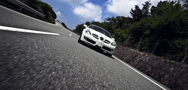 <b>Mercedes-Benz｜メルセデス・ベンツ SLK</b>　SLKはスポーツカーだが、メルセデス・ベンツの伝統にのっとって、長い距離のドライブでも疲労を感じさせない。乗り心地にくわえ、ハンドルの反応や、車体の動きなどが、不要に鋭くなく、よけいな緊張感をとりのぞいた操縦を可能しているからだろうか。