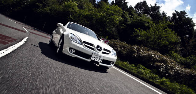 <b>Mercedes-Benz｜メルセデス・ベンツ SLK</b>　SLKがあれば、都会から抜け出して、心身を癒やす旅も簡単だ。高速道路から山岳路を抜けるのも、SLKならそれ自体が楽しめるし、フルオープンゆえ、かぐわしい緑の香りを車内にいながらして満喫できる魅力もある。