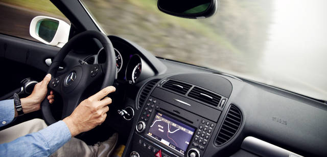 <b>Mercedes-Benz｜メルセデス・ベンツ SLK</b>　スポーツカーは「着る」という表現があるように、SLKもタイト。むろん窮屈ではないが、ドライバーの身体と車体が一体と思わせるような、適度なサイズ感が好ましい。ドライバーの近くに操作系を配すことで、確実にすべての操作がおこなえる機能性の高さも高得点だ。