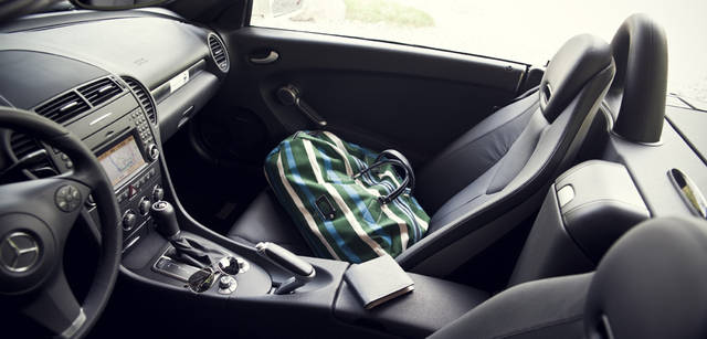 <b>Mercedes-Benz｜メルセデス・ベンツ SLK</b>　インテリアのデザインにも隙のないSLKに適うよう、ファッションにもこだわりたい。ボストンバッグ 5万2500円（DANIEL & BOB）、サングラス 5万6700円（TOM FORD）、二つ折り財布 4万2000円（CAMILLE FOURNET） 以上、バーニーズ　ニューヨーク横浜店　Tel. 045-671-1200
