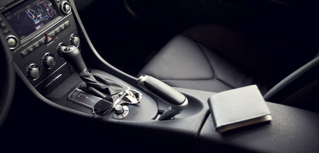 <b>Mercedes-Benz｜メルセデス・ベンツ SLK</b>　操作性が高いだけでなく、細部のデザイン、質感ともに申し分ないSLK。身につけるアクセサリーもクオリティで選ぶ。サングラス 5万6700円（TOM FORD）、二つ折り財布 4万2000円（CAMILLE FOURNET）　以上、バーニーズ　ニューヨーク横浜店　Tel. 045-671-1200