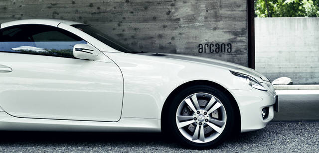<b>Mercedes-Benz｜メルセデス・ベンツ SLK</b>　スタイリングをみると、サイドビューはたおやかな曲線を活かしたエレガントさを感じさせる。直線的なラインで構成された『arcana izu』のエントランスに、品格のあるSLKのたたずまいが映える。エントランスを抜けると、客室棟とレストランをつなぐ中庭へとつづく。