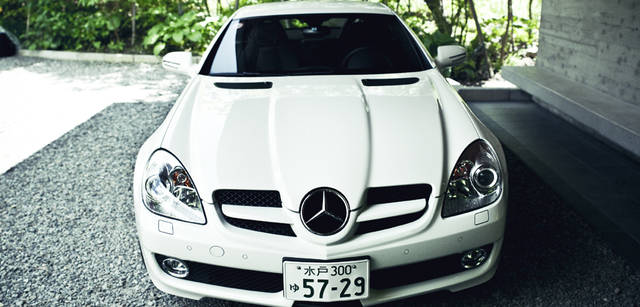 <b>Mercedes-Benz｜メルセデス・ベンツ SLK</b>　フロントマスクは、中央のノーズ部分と、その先のメルセデス・ベンツのエンブレム、そして力強くひろがったフロントスポイラーなど、精悍さが強調される。まるでF1を思わせる、スポーティなドライブを好むオーナーをよろこばせるデザインが採用されている。