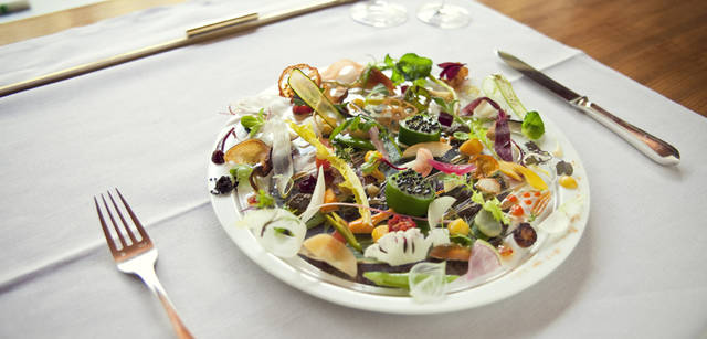 <b>Mercedes-Benz｜メルセデス・ベンツ SLK</b>　ディナー「アルカナ」（神秘）コース（1万8900円）の前菜「大自然・伊豆の輝き」。“伊豆の自然が育んだカラフル野菜の菜園”とサブタイトルがつけられたもので、60種類以上の野菜と季節の魚介を使ったもの。蒸す、グリルする、揚げるなど、さまざまな調理法を用い、食感も多彩に仕上げられている。