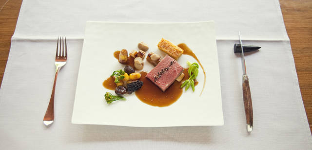 <b>Mercedes-Benz｜メルセデス・ベンツ SLK</b>　ディナー「アルカナ」（神秘）コース（1万8900円）のメイン「29カ月飼育、地元ひらい牧場の伊豆牛ロース肉、いろいろ地野菜の付け合せ、牛テールのソース」。サシの少ないぶん、上質な赤身肉本来のおいしさが堪能できる。牛テールを使ったソースは牛肉の味わいをさらに増す、優しい味わい。