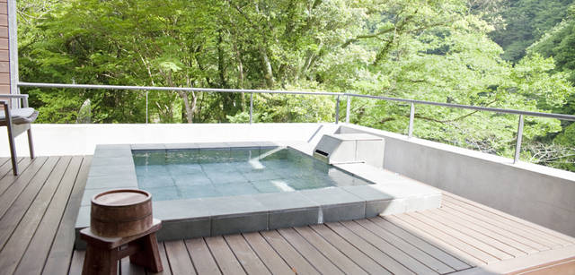 <b>Mercedes-Benz｜メルセデス・ベンツ SLK</b>　各部屋には内風呂にくわえ、テラスに露天風呂が用意されている。自然のなかでの入浴は心身ともにリラックスできる気持ちのよさ。写真のタイプはもっともラグジュアリーな「the SUITE」9万1000円～。部屋でスパ・トリートメントを受けられる「癒しのSPAトリートメント」プランも用意されている。
