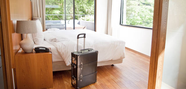 <b>Mercedes-Benz｜メルセデス・ベンツ SLK</b>　一級河川である狩野川が眼下を流れる。シーズンになると鮎釣りをするひとの姿も見られる。伊豆のやわらかな自然の眺めが堪能できるのも『arcana izu』の部屋の魅力。トローリー 15万150円（GLOBE TROTTER／バーニーズ　ニューヨーク横浜店　Tel. 045-671-1200）