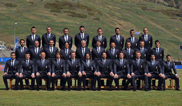 <b>DOLCE&GABBNA｜ドルチェ＆ガッバーナ</b>　ドルチェ＆ガバーナが公式スーツを手がける、イタリアのナショナル サッカーチーム。公式スーツを手がけるのは前回に引きつづき2回目。