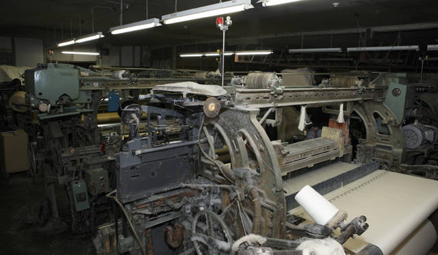 <b>MIHARAYASUHIRO｜三原康裕</b> カネタ織物の機場では現在数少なくなっているシャトルドビー機がいまも現役で稼働する