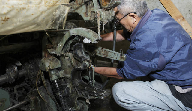 <b>MIHARAYASUHIRO｜三原康裕</b> 職人がシャトル織機のメンテナンスを行う。こうした保全作業はつねに必要なのだそう