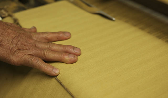 <b>MIHARAYASUHIRO｜三原康裕</b> シャトル織機で織られたファブリックは柔らかくふっくらとした独特の風合いに仕上がる