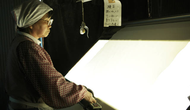 <b>MIHARAYASUHIRO｜三原康裕</b> 織り上がった生地を一反ごとにチェックする検反作業も職人の鋭い目だけが頼りだ