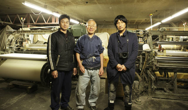 <b>MIHARAYASUHIRO｜三原康裕</b> 右から三原さん、その道50年の職人である鈴木儀さん、太田さん