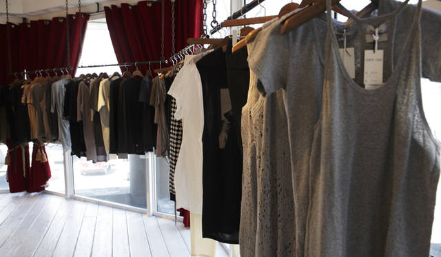 <b>MIHARAYASUHIRO｜三原康裕</b> メンズからレディースまで揃ったコレクションがスタイリッシュな店内に映える