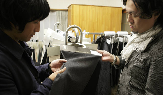 <b>MIHARAYASUHIRO｜三原康裕</b>　カネタ織物のオリジナル生地を別注アイテム用に厳選する三原さんと磯部さん