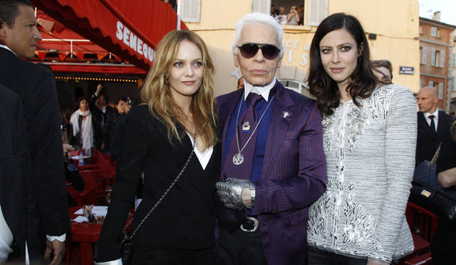 <b>CHANEL｜シャネル</b>　左から、歌手・女優 ヴァネッサ・パラディ、カール・ラガーフェルド、女優 アナ・ムグラリス