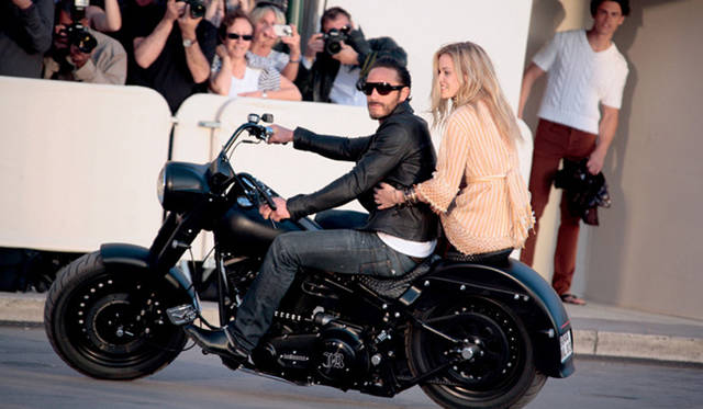 <b>CHANEL｜シャネル</b>　バイクに乗ってあらわれたのは「ローリング・ストーンズ」のボーカル ミック・ジャガーの三女でモデルの<br />ジョージア・メイ・ジャガー