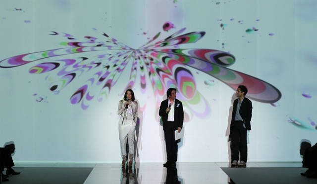 <b>EMILIO PUCCI｜エミリオ・プッチ</b>　記者発表の場にて。左から、エミリオ・プッチのイメージ・ディレクター、ラウドミア・プッチ、司会をつとめたアンドレア・ポンピリオ、右がアーティストのフェリーチェ・リモザーニ。