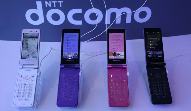 <b>EMILIO PUCCI｜エミリオ・プッチ</b>　記者発表の会場外に展示された、新作「docomo STYLE series SH-08B」。