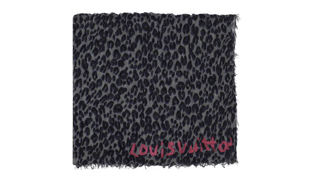 <b>LOUIS VUITTON｜ルイ・ヴィトン</b>　ネイビーとグレーのシックな組み合わせに、コーラルのシグネチャーがきいて。エトール・レオパード（グリ/マリーヌ）　8万1900円[7月中旬発売予定] （ルイ・ヴィトン）©LOUIS VUITTON／PHILIPPE JUMIN