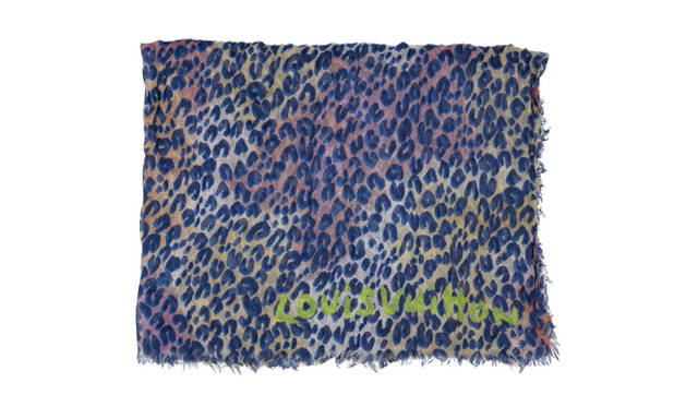 <b>LOUIS VUITTON｜ルイ・ヴィトン</b>　2010年春夏コレクションからインスパイアされた。エトール・レオパード スプレー（ブルー）　10万800円[7月中旬発売予定] （ルイ・ヴィトン）©LOUIS VUITTON／JEAN MARC CEDILE