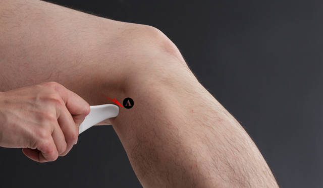 <b>AYURA｜アユーラ</b>　美活沙ボディーマッサージ<br><b>開き技──リンパ節を開き、リンパを流れやすくします</b><br>ビカッサボディープレートのA突起を使って、ひざの裏の真ん中を上から下に向かってやさしくすべらせます。（5回）