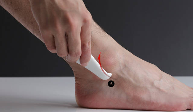 <b>AYURA｜アユーラ</b>　美活沙ボディーマッサージ<br><b>開き技</b><br>プレートのA突起を使って、外側のくるぶしに沿って、下の前側から後ろ斜め上へやさしくすべらせます。（5回）