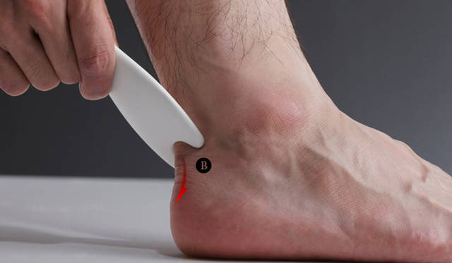 <b>AYURA｜アユーラ</b>　美活沙ボディーマッサージ<br><b>開き技</b><br>プレートのBの二股でアキレス腱をはさむようにあて、上から下に向かってやさしくすべらせます。（5回）