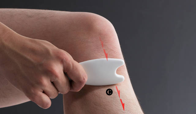 <b>AYURA｜アユーラ</b>　美活沙ボディーマッサージ<br><b>ほぐし技──コリをほぐしていきます</b><br>プレートのCのカーブを使って、すねの骨の中心から指1本分外側にあて、ひざの下から足首に向かって、小刻みにすべらせ、ほぐします。（3回）