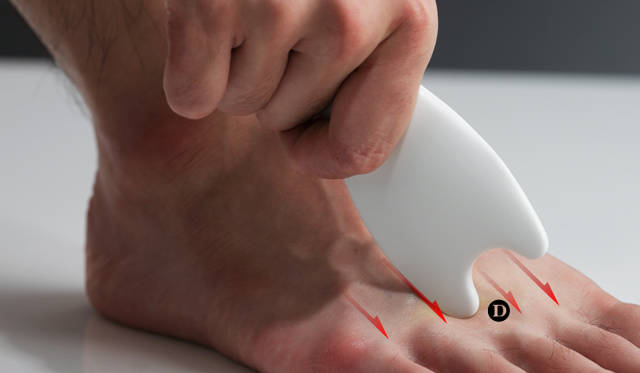 <b>AYURA｜アユーラ</b>　美活沙ボディーマッサージ<br><b>ほぐし技</b><br>プレートのDのカーブを使って、足の甲の指骨の間を指の股に向かって5回すべらせ、最後に指の股をやさしく押します。（小指側から4ライン）